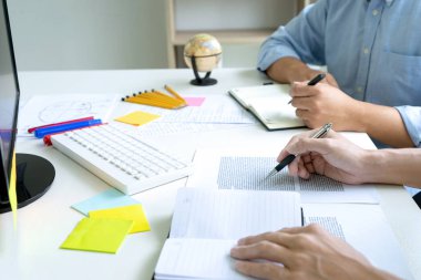 Kadın ve erkek masada eğitim ya da iş için çalışır. 