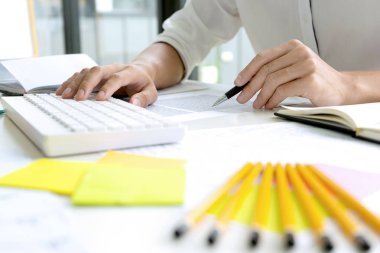 Kadın ve erkek masada eğitim ya da iş için çalışır. 