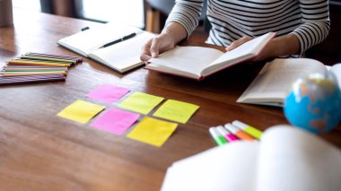 Kadın ve erkek masada eğitim ya da iş için çalışır.