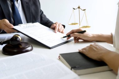 Yargıç ya da avukat takım ya da müvekkil ile konuşuyor 