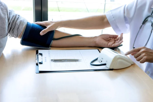 doctor sit test Pressure gauge and exam to the patient