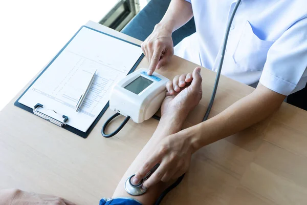 doctor sit test Pressure gauge and exam to the patient