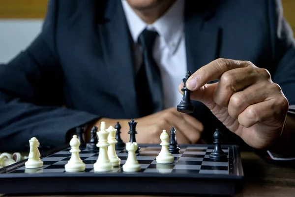 Empresario jugar ajedrez cómo estrellarse derrocar al competidor — Foto de Stock