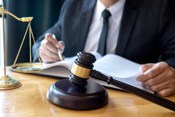 Yargıç avukat tokmak dengeli bir şekilde ofiste çalışıyor. 