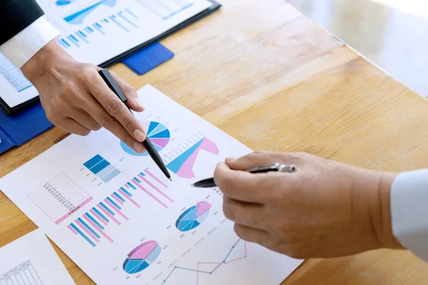 Hombre de negocios en reuniones análisis gráfico gráfico — Foto de Stock