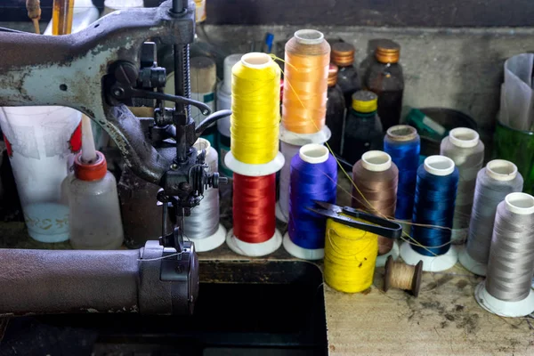 Pracovní místo výrobce obuvi se šitím kůží — Stock fotografie