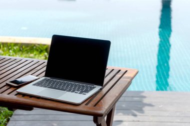 Tahta masadaki dizüstü bilgisayar.