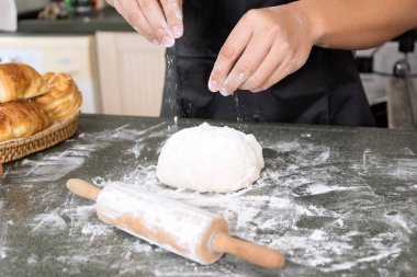 İnsan eli hammaddeyi fırına hazırlar. 