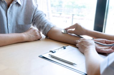 Doktor oturma testi. Basınç göstergesi ve hastaya muayene.