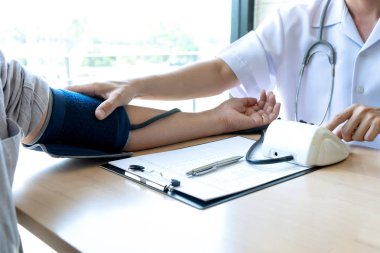 Doktor oturma testi. Basınç göstergesi ve hastaya muayene.