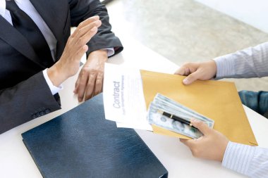 İş adamı memura rüşvet verir ama memur hayır der.