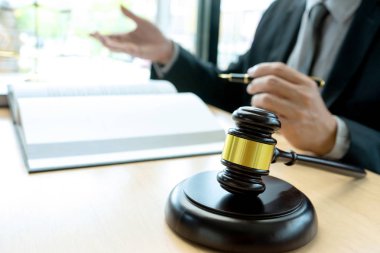 Yargıç ya da avukat ekiple konuşuyor. 