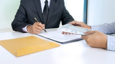 İş adamı, memur konseptine rüşvet veriyor.