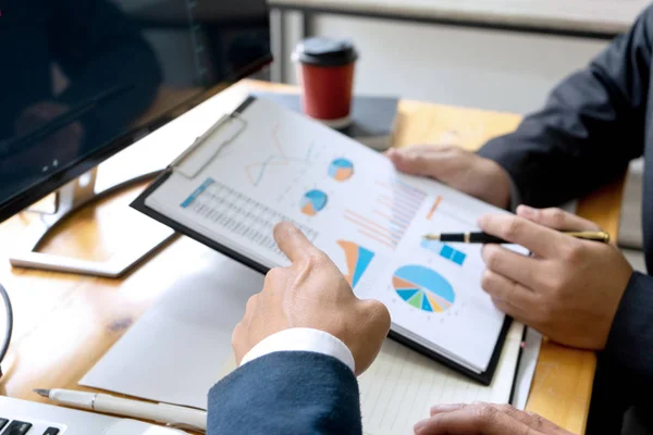 Zakenman zitten aan ther tafel kijken naar de computer — Stockfoto