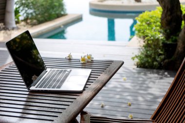 Tahta masadaki dizüstü bilgisayar.