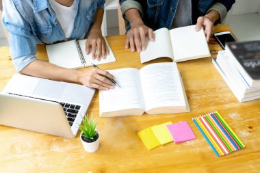 Kadın ve erkek masada çalışırlar.