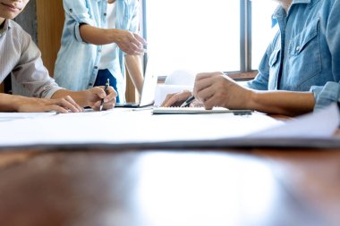 Bir grup mühendis ya da mimar tartışıyorlar 