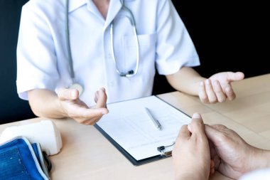 Profesyonel doktor masaya otur ve hastayla konuş.