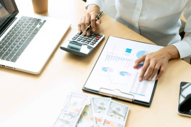 Kahve dükkanında çalışıyorum.