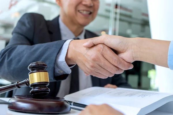 Advogado ou juiz com martelo e equilíbrio handshake — Fotografia de Stock