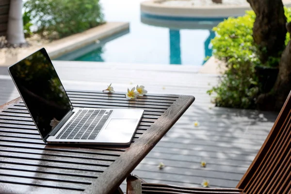 Tahta masadaki dizüstü bilgisayar.