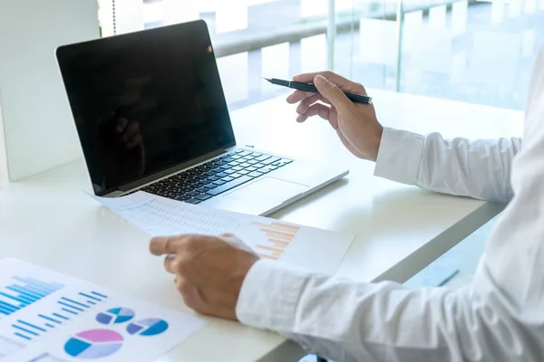 Hombre de negocios en reunión análisis gráfico gráfico — Foto de Stock