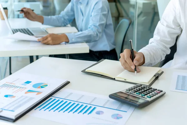 Businessman in meeting analysis chart graphy — Stock Photo, Image