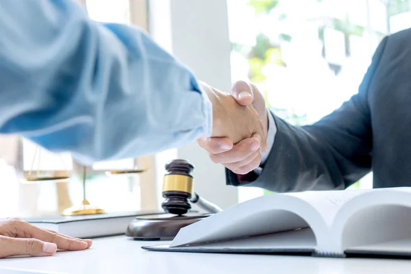Advogado ou juiz com martelo e equilíbrio handshake — Fotografia de Stock