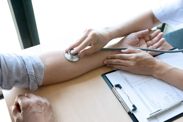 Doctor sit test Medidor de presión y examen al paciente — Foto de Stock