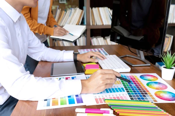 Trabalho em equipe para design gráfico trabalhando em madeira — Fotografia de Stock