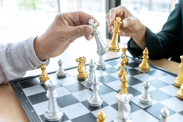 Empresario pensando y sosteniendo ajedrez rey en su mano , — Foto de Stock