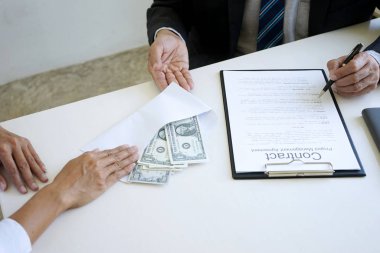 İşadamı memura rüşvet verir.