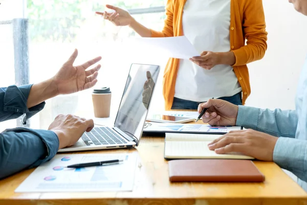 Encuentro creativo joven hombre de negocios — Foto de Stock