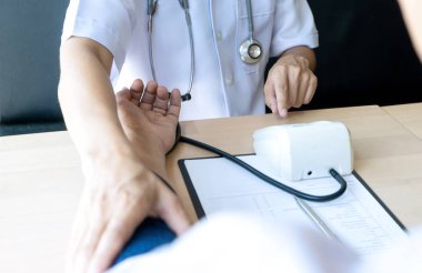 Doktor oturma testi. Basınç göstergesi ve hastaya muayene.