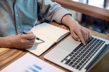 Grafikle çalışan sıradan bir iş adamı 