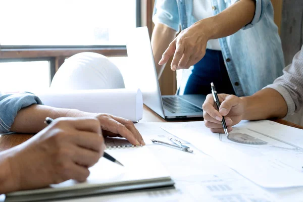 Grupo de ingeniería o arquitecto discutiendo —  Fotos de Stock