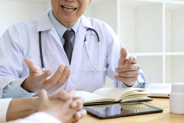 Doctor sentarse a la mesa — Foto de Stock