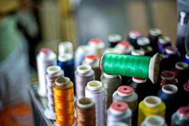 Bir sürü bobbin ipliği renkli