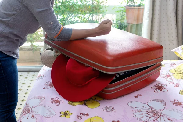 Жінка упаковує багаж — стокове фото