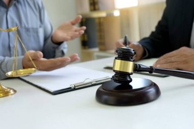 Yargıç ya da avukat takım ya da müvekkil ile konuşuyor 