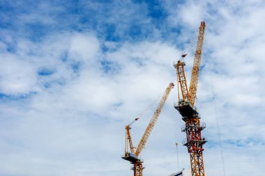 Mavi gökyüzü ile sarı demir vinç makinesi