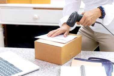 Küçük işletme çalışanı kadın teslimat servisi