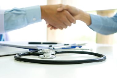 Hastaya profesyonel doktor tokalaşması