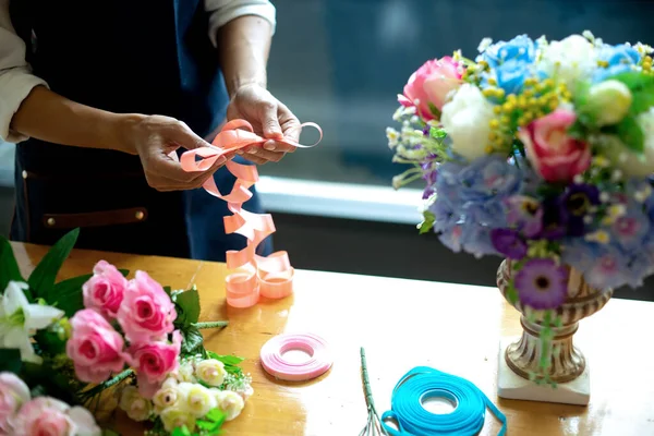 Fleur artiste femme travaillant pour décorer des fleurs artificielles — Photo