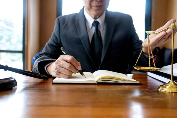 In functie Rechter advocaat hamer werk in functie met evenwicht — Stockfoto