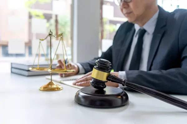 Γραφείο Δικαστή ή δικηγόρου, υπάρχει ισορροπία και σφυρί — Φωτογραφία Αρχείου