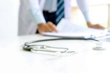 Doktor, röntgen filmiyle masanın üzerine çık. ,