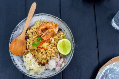 Tayland yemeği, karides, tahta kaşıklı kızarmış pirinç..