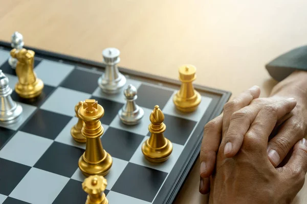 ボード上のチェス盤の銀の金のチェスの前で考えるビジネスマン コンセプトビジネス戦略 — ストック写真