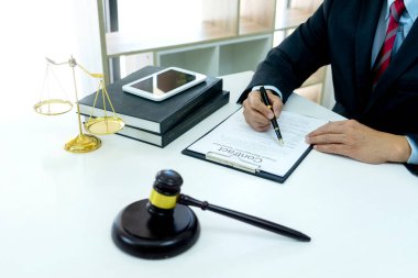 Avukat ya da yargıç beyaz masada tokmak ve denge üzerinde çalışır. daha fazla kopyalama alanı ile